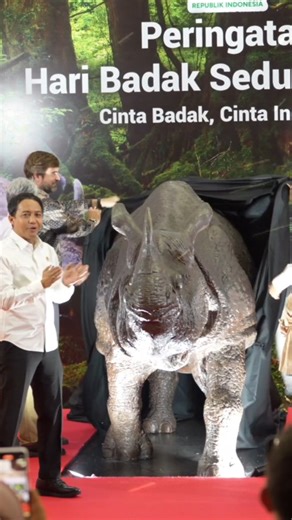 Raja Juli Antoni, MA., Ph.D. on Instagram: "Pagi tadi di Manggala, saya bersama Pak Wamen @masrohmatmarzuki hadir memperingati Hari Badak Sedunia. Indonesia adalah rumah bagi dua dari lima spesies badak di dunia: Badak Jawa (87–100 ekor di Taman Nasional Ujung Kulon) dan Badak Sumatra (kurang dari 100 individu di Sumatera dan Kalimantan). Menjaga badak bukan sekadar melindungi satwa, melainkan menjaga ekosistem, martabat bangsa, sekaligus masa depan peradaban manusia. Badak bukan hanya satwa, ta