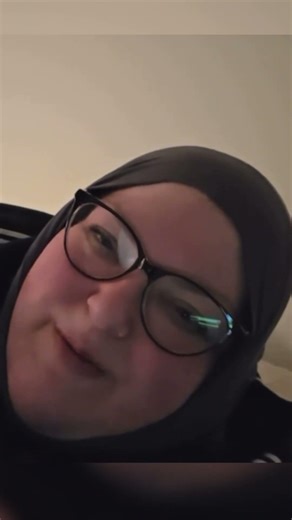 Foodie beauty didn’t sign divorce papers