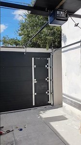 Portòn Americano con Puerta Peatonal integrada.