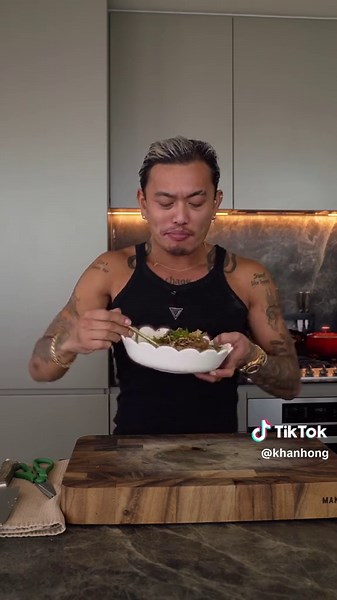 Feel lazy? Good. I’ve got a recipe for that. It’s my sweet and sticky beef stirfry so tag someone who can defs make this for you. This sweet and sticky beef stir fry took me 15-20 minutes and hits every time. Barely any chopping, big flavour. Here’s what you’ll need 2 tbsp light soy sauce 2 tbsp kecap manis (sweet soy) 1 heaped tbsp chilli oil (use your fave) 2 tsp vegetable oil 4–6 garlic cloves, minced 1 thumb-sized piece of ginger, minced 1 tsp sesame seeds 500–600g beef mince 1 red or brown 