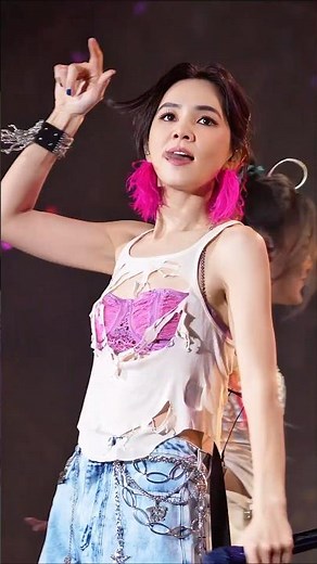 EIla舔唇瞬间荷尔蒙炸场！谁还说假小子不会撩？#陈嘉桦长沙演唱会 ＃陈嘉桦演唱会大型蹦迪现场 #Ella出道24年首场个巡 ＃中国话