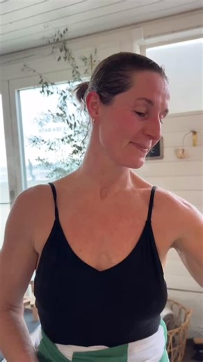 Temple Sea Bath | Badeklub på Bellevue Strand on Instagram: "Ny gusmester i huset: Sofie 🔥 God varme, tæt damp - og vi var i røg helt ud i badehuset🫶🏻 Temple Sea Bath har 3-runders gus med te, frugt, snack og gingershot hver: Torsdag kl. 19:30 Søndag kl. 14:00 Åben for alle. Ikke kun medlemmer. 📸Mai Pham #templeseabathdk #saunagus #vinterbadning #havbad #øresund"