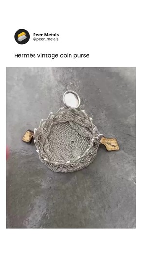 Before cards and wallets, people carried money like this. A vintage Hermès coin purse, made to hold real coins — not plastic. Practical. Durable. Quiet luxury before it had a name. Money used to feel different in your hand. #Hermes #VintageLuxury #CoinPurse