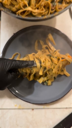 Lazy chef on Instagram: "Creamy Sun-Dried Tomato & Spinach Chicken Pasta• 1 chicken breast • 180–200g pasta • ¾ cup cream • Splash of milk • ½–¾ cup red cheddar (grated) • ⅓–½ cup sun-dried tomatoes • 1 cup spinach • ½–1 tsp garlic powder • Salt, black pepper • 1 tbsp oil ⸻ Method 1️⃣ Boil pasta (salted water). Reserve a little pasta water. 2️⃣ Season chicken with salt, pepper, garlic powder. Sear in oil until golden and cooked. Remove. 3️⃣ Lower heat. Add sun-dried tomatoes. Pour in cream → sim