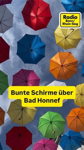 Ab sofort ist Bad Honnef ein Stück bunter! 😍 Über der Kirchstraße hängen jetzt viele bunte Regenschirme! ☂️ Die Leute sind genau so begeistert wie Bürgermeister Otto Neuhoff! Sieht toll aus, oder? ☀️🥰 #rbrs #bunt #badhonnef #fyp | Radio Bonn/Rhein-Sieg