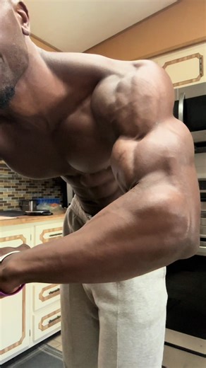 The V-taper: the pinnacle of aesthetics. Built through delts and lat width.🔺 #vtaper #physique #bodybuilding #aesthetics #gymtips