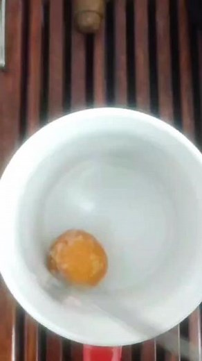 咸柑橘是用新鲜柑橘用盐腌制成的一种食品，适合在冬季食用，咸柑橘维生素C含量较高，还含丰富的苷类成分，有一定的药用功效。咸柑橘具有理气化痰、美容、保护眼睛等功效。