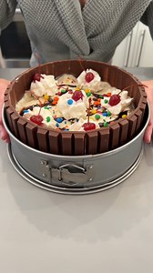 moms best ice cream cake recipe flavor combo cant be beat! classic kit kat, nilla wafer and vanilla cake with all the best toppings, great for any occasion. thanks for watching! this video was produced by Rick Lax, Network Media and Jacky P | Lucy Diamond