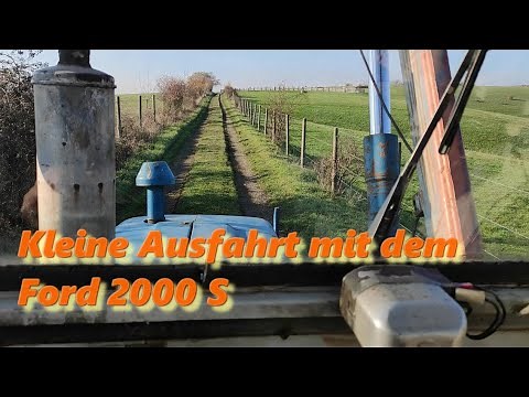 Oldtimer Traktor Schlepper Ford 2000 S mit Frontlader. Tractor Ford 2000 s.