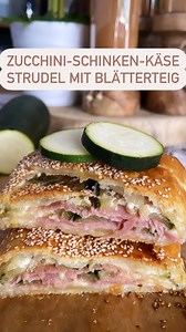 🥒 Zucchini-Schinken-Käse Strudel mit Blätterteig 🥒1 Mittelgroße Zucchini in dünne Scheiben schneiden, mit Salz bestreuen, 10 Min entwässern lassen und mit einem Küchenpapier abtupfen 🥒1 Pfanne erhitzen und Olivenöl hineingeben 🥒Scheiben von beiden Seiten leicht braun anbraten, auf ein Küchenpapier legen, Feuchtigkeit abtupfen und abkühlen 🥒 Backofen auf 190 Grad O/U vorheizen 🥒1 Rolle frischen Blätterteig ausrollen und mit etwa 2-3 EL Frischkäse bestreichen 🥒gebratene Zucchinischeiben, ge
