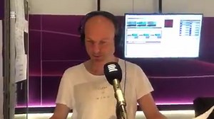 Editor Českého rozhlasu Lukáš Sapík a fotografka Lenka Hatašová připravili pro Jitku Zelenkovou, která dnes slaví významné kulaté jubileum, speciální přání od mnoha českých umělců, kteří jí poblahopřáli písní Bez lásky láska není. Dalibor Gondík v Ranní Dvojce připravil pro posluchače komentovanou verzi, aby mohli bez obrazu poznat, o kterého zpěváka nebo umělce se jedná. A tak to vypadalo ve studiu. | Český rozhlas Dvojka