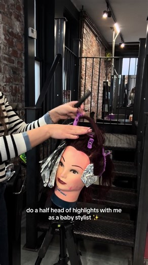 getting some more practice in trying to perfect them foils🤍#hairapprentice #ukhairstylist #behindthehair #hairtok #fyp