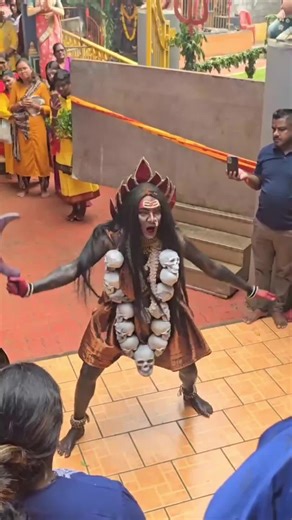 Alors a tout ban dimune kin dir apel sa fer bouffon ou fer vilin. Al eduque zot pou conner kieter sa ene sketch. Ene sketch in fer pou demontrer kitsoz et partaz inpé connaissance de nou ban devi devta. Kifer mauricien critiquer kumsa ? Al linde , laba zot pou trouver comier sketch mahakali banla fer pou ban fete religieux. Lot coup apprecié talent et encourage lezot pou fer li. oui , mo pas bondié moi. Et oui , mo ene 'zom' et mo fier mo p kpv depicter mama la si lezot pa p kpv fr li. Attention