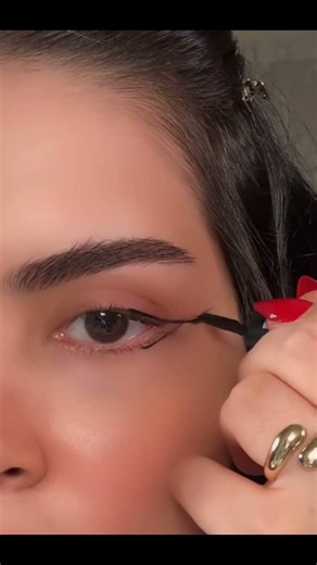Sharp Wing Eyeliner Tutorial#EyelinerHack #WingedEyeliner #EyelinerTrick #EyeMakeup #MakeupTutorial