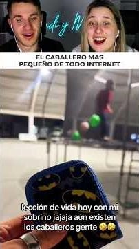 A su tía se le olvida el dinero y el sobrinito saca su cartera para pagar