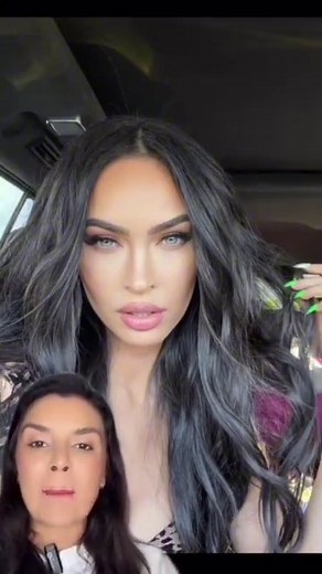 5 melhores cortes de cabelo para o Rosto Oval 🥚. Segundo vídeo da nossa série de cortes de cabelo para cada tipo de rosto ! Para rostos ovais, praticamente qualquer corte de cabelo fica bem devido à simetria e proporções equilibradas desse formato de rosto. No entanto, alguns cortes destacam-se mais. Aqui estão cinco dos melhores: 1. **Long Bob (Lob)**: O long bob é um corte na altura dos ombros ou um pouco abaixo. É versátil e pode ser usado liso ou ondulado, conferindo sofisticação ao visual.
