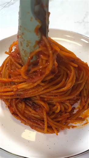 Authentic recipe for the original spicy spaghetti all'assassina