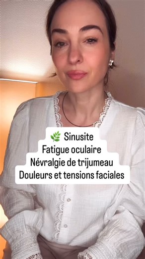 🌟 Mon astuce pour un VISAGE DÉTENDU & un REGARD ÉCLATANT en seulement 5 minutes 😉✨ 🌿 Fatigue oculaire, tensions, gonflements… Le point E2 (Sì Bái), situé au milieu des pommettes, est un super point d’acupression qui : • Soulage les yeux fatigués • Décongestionne les sinus • Apaise spasmes et tensions du visage • Réduit gonflements et spasmes de la paupière • Soulage névralgies du trijumeau ✋ Comment stimuler ? 1. Place l’index ou le majeur sur le point E2 2. Appuie doucement, effectue de peti