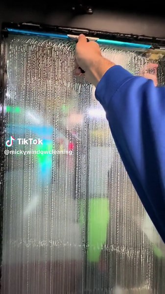 We’re synchronized squeegeers 🫡🏆 #windowcleaning #cleaninghacks #satisfyingvideo #satisfying #oddlysatisfying #cleaningtiktok #cleaning #squeegee #cleantok