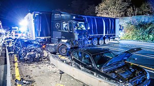 A1: Zahlreiche Autos gerammt – Lkw-Fahrer in psychiatrischer Klinik