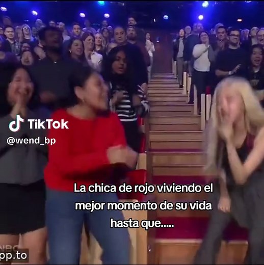 La chica de rojo y su momento inolvidable