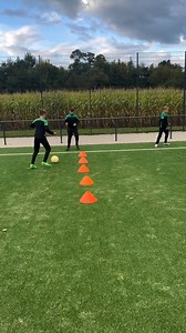 139K views · 529 reactions | Técnica individual en parejas: control orientado y pase. Ideal para mejorar la técnica individual de control y pase. +500 ejercicios como este en la app  Android: https://play.google.com/store/apps/details?id=com.sekou.futbolbasetotal iPhone: https://apps.apple.com/us/app/f%C3%BAtbol-base-total/id6502387593 | Ptacticalboard | Facebook