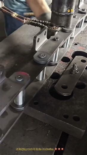 Riveting Conveyor Chain Belts Technique