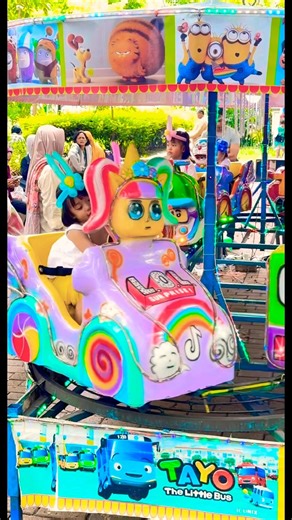 Seru-seruan keliling naik odong mobil karakter lol surprise ungu rambut poni lucu