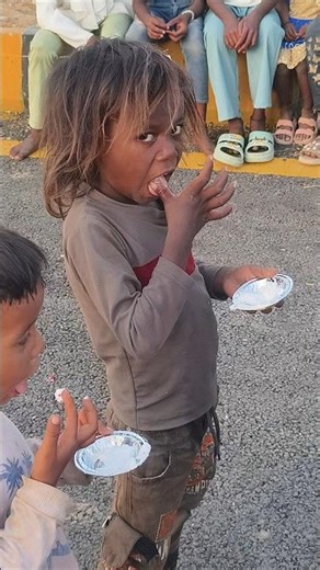 खुशियां बांटते रहो 😊#shorts #viral #video #emotional #happy #cute #poor #people #hungry #sad #help