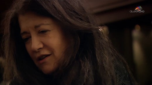 🎼 En «Charlas vespertinas», la gran Martha Argerich, por primera vez ante la cámara, comparte con nosotros sus recuerdos, nos confía sus dudas, y nos transmite su increíble apetito por hacer música. Imágenes de Argentina, de ensayos en la sala de conciertos o en casa, extractos de conciertos recientes y vídeos de archivo inéditos completan esta película única de Georges Gachot. No te la pierdas al sintonizar nuestro canal. 📺 Sintonízanos: 🇦🇷 Cablevisión 503 | 🇧🇴 Tigo 881 | 🇨🇱 Zapping 136