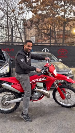 ‎تعمیر کاتالیزور خودرو | جنرال کاتالیست‎ on Instagram‎: "بعد از کلی فشار کاری و کلی استرس و بیدار موندن های بی وقفه با اومدنش آبی شد روی آتیش این روزها اما ارزشش رو داشت❤️ از صمیم قلبم این لحظه شیرین رو برای تک تکتون آرزو می‌کنم🧿 اینم آخرش اضافه بکنم که این ویدیو رو قبل از گزاشتن بهم گفتن نزار ولی بهشون گفتم این فالوور های پیج تک تکشون خانواده منن همشون دیدن از کجا شروع کردیم و ۲۴ساعتی کارکردنامون رو دیدن منم دلم نمیاد الان خوشحالیمو باهاشون اشتراک نزارم #دلی #موتور"‎