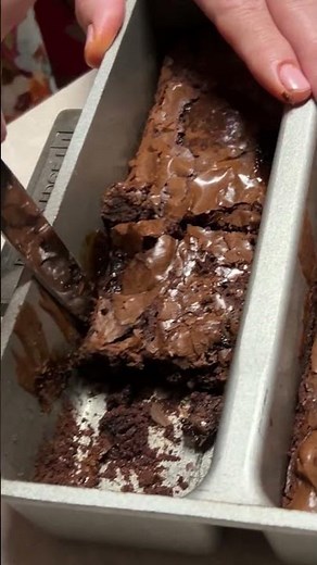 The Brownie Pan That Gives You Crispy Edges in Every Piece 🍫