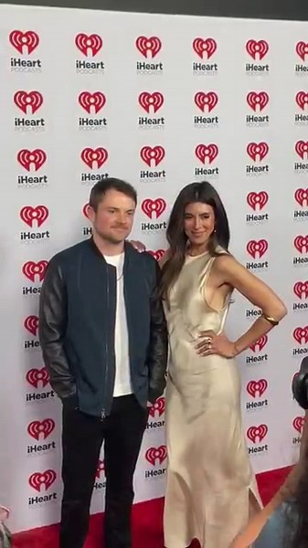 The Sopranos Co-Stars Jamie-Lynn Sigler & Robert Iler Hit The #iHeartPodcastAwards Red Carpet