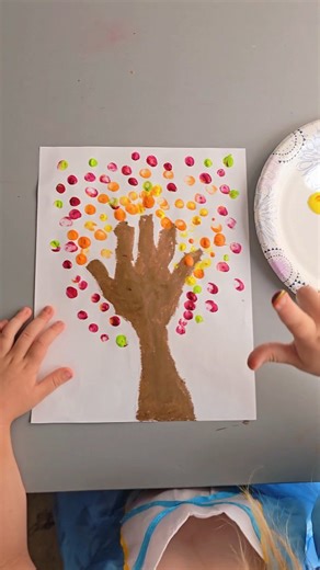 Looking for a fun and simple fall activity? Try this finger painting fall tree! 🍂🎨 Finger painting isn’t just fun — it helps little ones develop fine motor skills, hand-eye coordination, creativity, and sensory awareness. Kids love feeling the paint on their fingers and watching the colors mix together like real autumn leaves! 🍁✨ It’s the perfect cozy afternoon craft that turns into a beautiful keepsake. 🖐️💛 Follow my page for more easy and educational craft ideas! 🌟 #fallcraft #kidsactivi