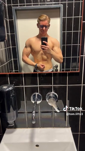 Good lightning tbh Lower average @Philipphoeffgen athlete . . . . #gym #bodybuiling #esn #viral