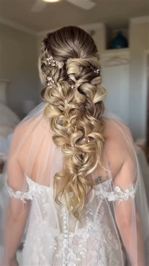 𝘾𝙊𝙇𝙊𝙍𝘼𝘿𝙊 𝙒𝙀𝘿𝘿𝙄𝙉𝙂 𝙃𝘼𝙄𝙍 | Boho Bridal Hair Stylist on Instagram: "“My brides ask me, ‘Can I wear my veil under my romantic + whimsical boho bridal braid? I don’t want to cover your work…’ …and every time I’m like — don’t worry boo, I got you. Your day, your way. 😅 Short answer? YES. But… ✨ Placement matters ✨ Securing it correctly matters ✨ And making sure the hair looks good WITH & WITHOUT the veil matters You can totally have both, boo. 👑 📌 Save this if you’re collecting ve