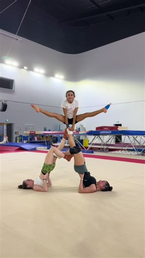 Trio avenir : Isra, Nastia et Léna en acrobaties