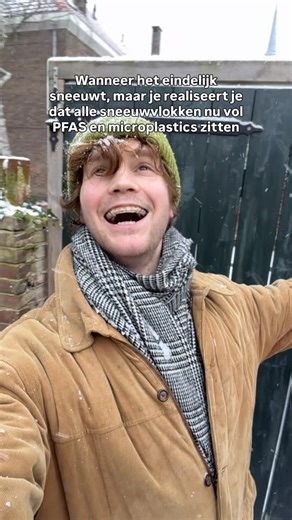 Wouter Waayer | Kan ik nu mijn jas buiten laten hangen om deze waterdicht te maken? 😏 | Instagram