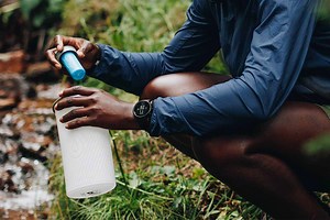 Hydrapak invente la gourde filtrante et pliable pour purifier l'eau de source pendant une randonnée