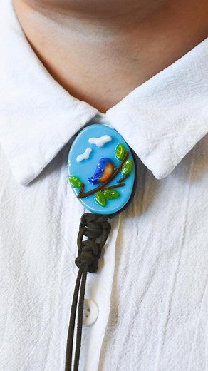 We’ve been having so much fun in the studio lately, and our XL Bird Mix ended up getting a little extra love. The result? A totally charming fused-glass accessory: 𝐚𝐧 𝐢𝐧𝐭𝐞𝐫𝐜𝐡𝐚𝐧𝐠𝐞𝐚𝐛𝐥𝐞 𝐜𝐨𝐰𝐛𝐨𝐲 𝐭𝐢𝐞!🦉 We added a soft artificial-skin rope to the piece, giving it that classic cowboy-tie look, and the best part is that it’s reversible. You can wear it on either side depending on your mood! If you’re loving this idea as much as we are, you can even find this cheerful little pie