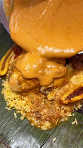 ¿Sabías esto de LA TONGA? 1.\t🫔 No es un solo plato, ¡son varios en uno! \t2.\t🍃 Se cocina y se sirve en hoja de plátano \t3.\t🏝️ Nació en la Costa ecuatoriana \t4.\t🎒 Era la “lonchera” de los viajeros \t5.\t🔥 Mientras más reposada, mejor sabe \t6.\t🐔 La gallina criolla es la estrella \t8.\t💪 Es un plato altamente energético \t9.\t🆚 No es lo mismo que un bolón o un tamal \t10.\t🇪🇨 Representa identidad costeña \t11.\t📦 Antes se amarraba con fibra natural #ecuador #turismoecuador #quito