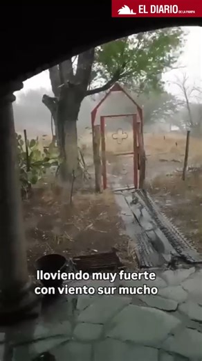 🌧️ Alivio y tormenta en el oeste pampeano 🌩️ Lluvia y viento fuerte: un intenso temporal se registró este martes por la tarde en la zona de Santa Isabel 🌾 Después de semanas secas: productores celebraron la llegada de la lluvia en campos cercanos a la localidad ❄️ Granizo en el pueblo: en el casco urbano se registró caída de granizo que provocó daños en algunos vehículos ⚠️ Alerta del SMN: rige advertencia por tormentas fuertes y se espera un descenso de temperatura con viento del sureste 🔗 