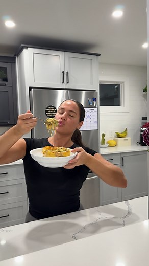 Veronica Fasulo on Instagram: "🍁Spaghetti Squash Boats 🍁 Recipe below⤵️ Ingredients: • 1 spaghetti squash (halved) • Olive oil • Salt, pepper, garlic powder, sweet paprika, onion flakes • 1 lb ground beef • Broccoli • Mushrooms • Boursin cheese Directions: 1️⃣ Season squash, bake at 350°F for 45 mins 2️⃣ Cook ground beef with same spices 3️⃣ Boil broccoli + sauté mushrooms and season to taste 4️⃣ Fill squash halves with broccoli, mushrooms + Boursin cheese. 5️⃣ Bake for 10 more mins, scrape & 
