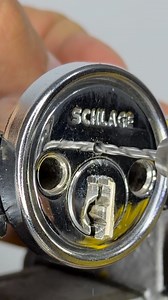 476K views · 980 reactions | Incredible locksmith trick, someone did it once, educational topic ...... Increíble truco de cerrajería , alguien lo hizo alguna vez, tema educativo …… #fblifestyle #tricks #cerrajero #cerrajeria #locksmith #tips | Cerrajeros Master Locks | Facebook