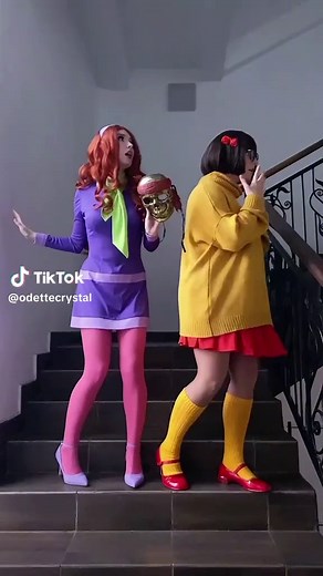 Velma and Daphne Cosplay from Scooby-Doo | @UwuKava 🧡
