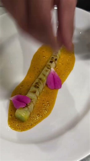 Celtuce, rhubarbe, sauce carotte… Trois notes, un bel équilibre.
