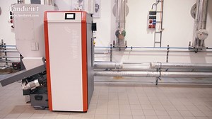 Bisher mussten für eine Hackgutheizung Lagerraum und Heizkessel sehr nah beisammen sein. Ein neuartiges Hackgut-Transportsystem schafft hier Abhilfe. Mit dem Saugsystem der Fa. Windhager kann das Hackgut - selbst über kurvige Wegstrecken von bis zu 25 Meter Länge und sieben Meter Höhe - problemlos transportiert werden. | landwirt.com