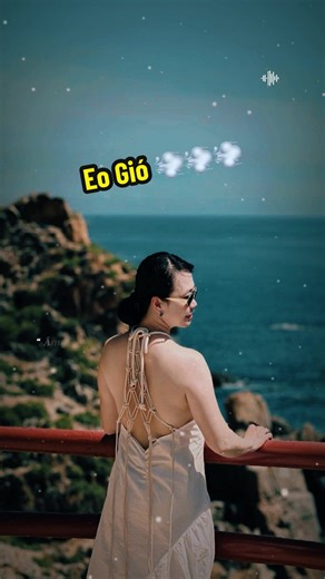 🌬️ EO GIÓ – TUYỆT TÁC THIÊN NHIÊN CỦA QUY NHƠN 🌊 Eo Gió nằm tại xã Nhơn Lý, TP. Quy Nhơn, tỉnh Bình Định, cách trung tâm thành phố khoảng 20km. Nơi đây được mệnh danh là địa điểm ngắm bình minh và hoàng hôn đẹp bậc nhất Việt Nam. ✨ Điểm đặc biệt của Eo Gió \t•\tNhững vách đá uốn cong ôm trọn biển xanh, tạo thành eo gió độc đáo hiếm có. \t•\tCon đường đi bộ ven biển với lan can đỏ nổi bật, check-in cực đẹp. \t•\tSóng biển vỗ mạnh, gió lộng quanh năm, mang lại cảm giác khoáng đạt, thư thái. \t•\