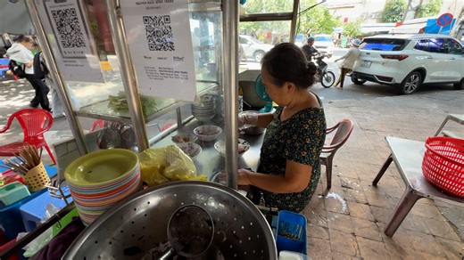 Today, I visited one of the most legendary street food vendors in Vietnam: The Lunch Lady in Saigon 🍲—a spot made world-famous by Anthony Bourdain. Known for her rotating noodle soups and incredible flavors, this humble street-side stall has become a must-visit for foodies from around the globe. 📍 Location: The Lunch Lady (Nguyen Thi Thanh), Saigon, Vietnam #AnthonyBourdain #LunchLadySaigon #VietnamStreetFood #SaigonEats #VietnameseFood | Strictly Dumpling