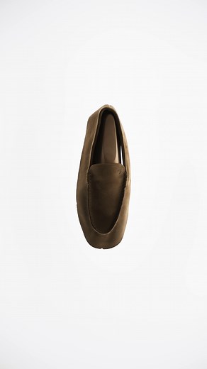 A unique perspective. Delve into Tod’s authenticity and Italian know-how and discover the tradition behind Tod’s iconic shoes at: https://rebrand.ly/0d1157 #TodsLoafers #TodsIcons #Tods | Tod's